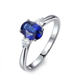 Solitaire trilogie saphir bleu 1 carat avec 2 diamants. Or blanc