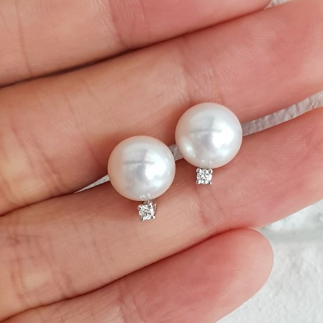 Boucles oreilles perles et puces diamants. Or blanc