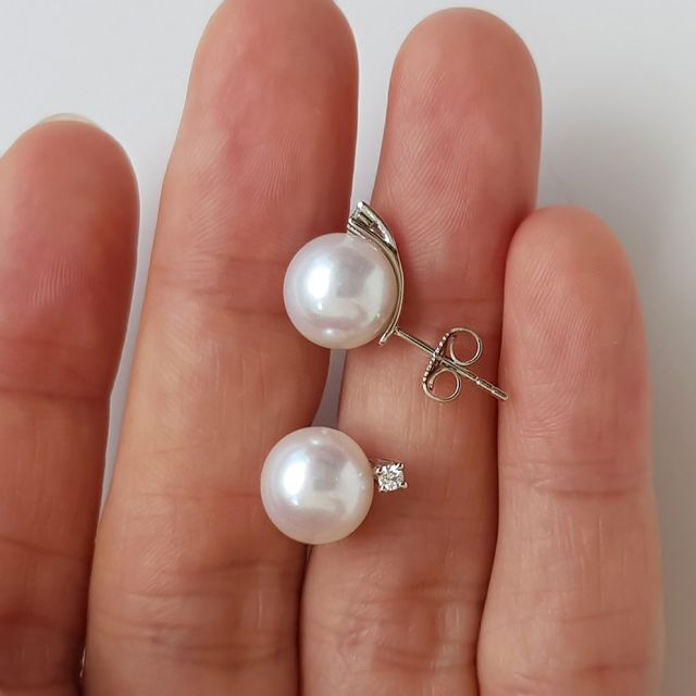 Boucles oreilles perles et puces diamants. Or blanc