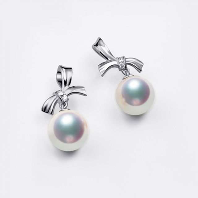 Boucles oreilles perles Akoya. Or blanc, diamants. Rubans, ganses