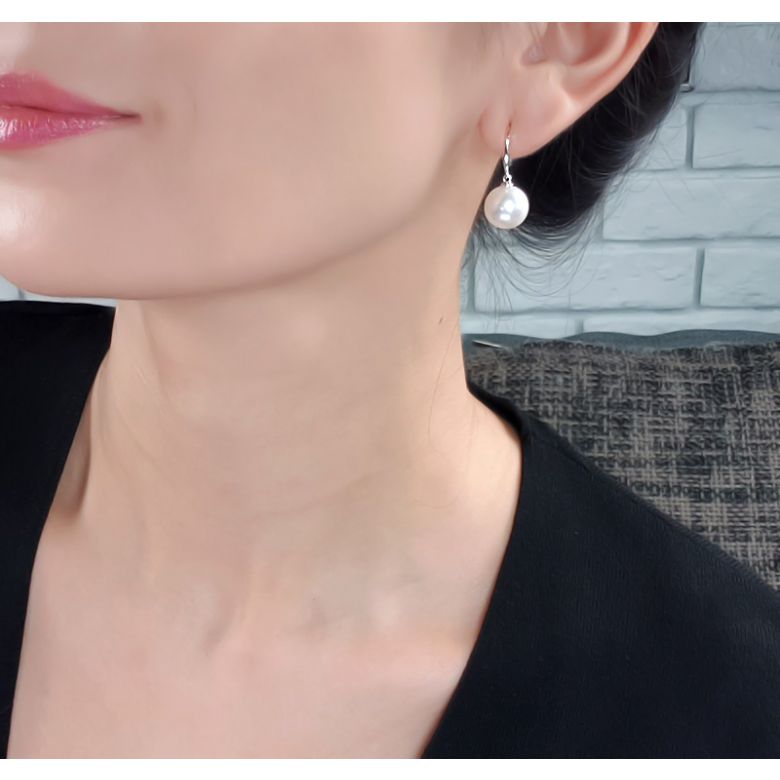 Boucles oreilles forme de crochet. Or blanc et perles blanches Chine - 2